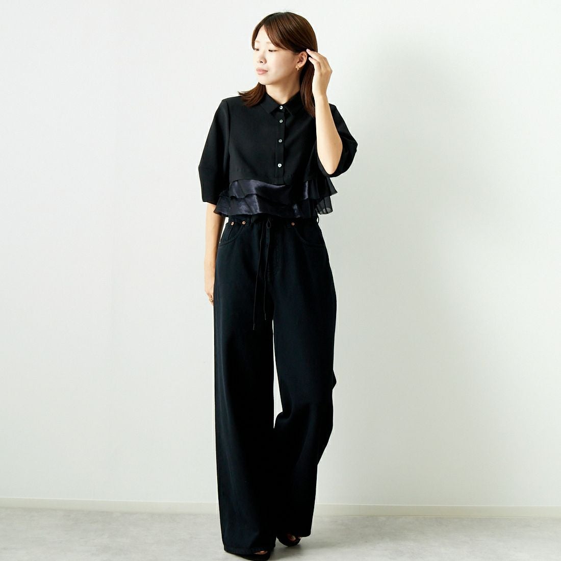 Jeans Factory Clothes [ジーンズファクトリークローズ] グロッシーペプラムシャツブラウス [7643383] BLACK &&モデル身長：167cm 着用サイズ：F&&