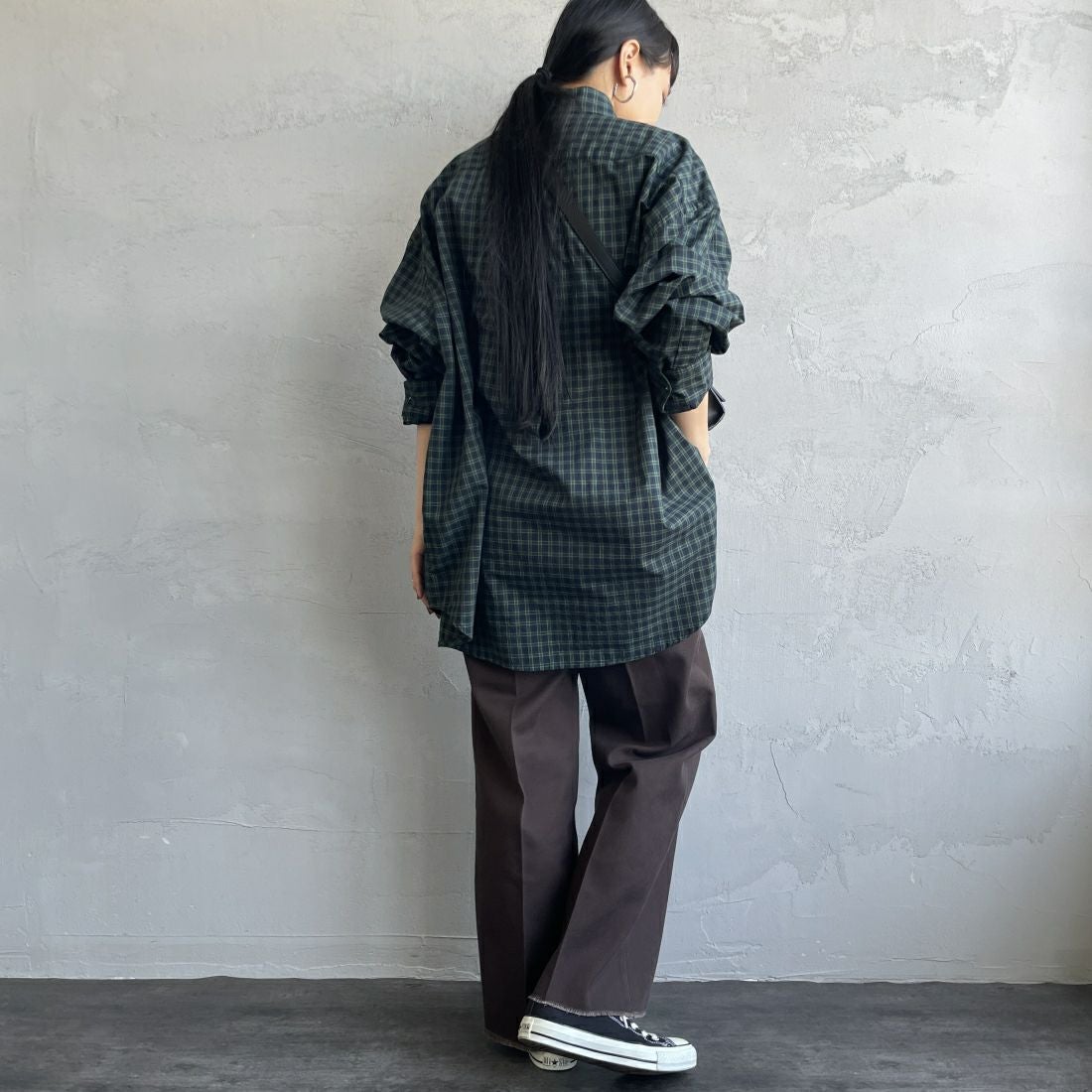 Dickies [ディッキーズ] 別注 ヴィンテージワークパンツ [243M40IN01-JF] DB DARK BR &&モデル身長：156cm 着用サイズ：S&&