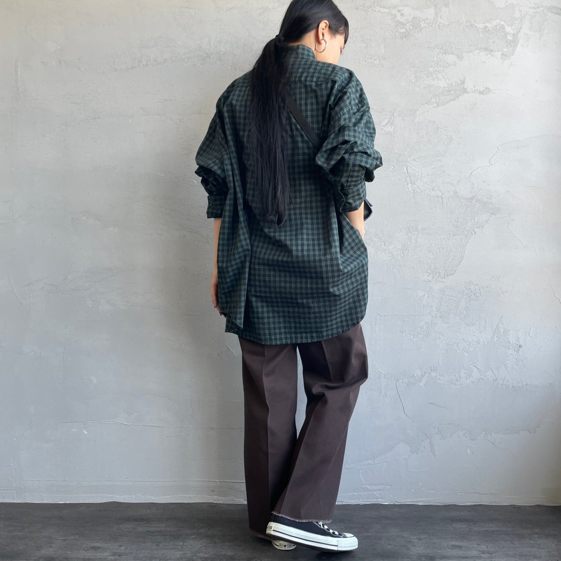 Dickies [ディッキーズ] 別注 ヴィンテージワークパンツ [243M40IN01-JF] DB DARK BR &&モデル身長：156cm 着用サイズ：S&&