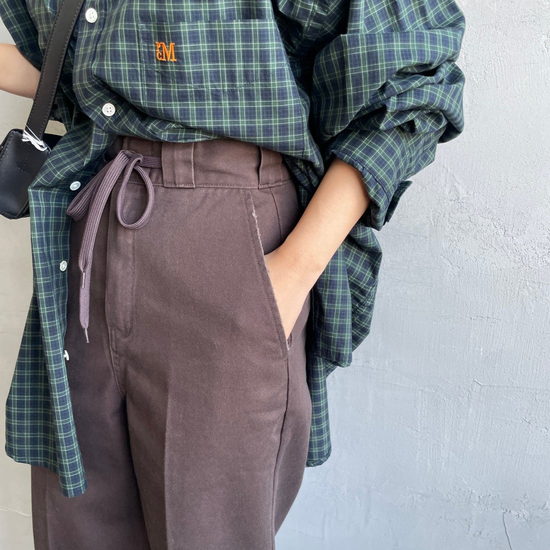 Dickies [ディッキーズ] 別注 ヴィンテージワークパンツ [243M40IN01-JF] DB DARK BR &&モデル身長：156cm 着用サイズ：S&&