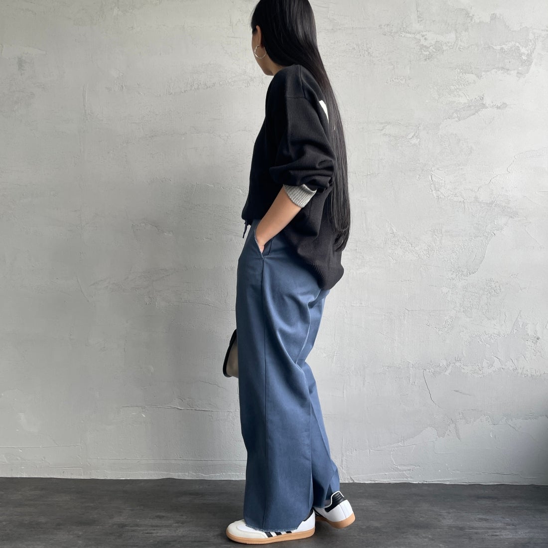 Dickies [ディッキーズ] 別注 ヴィンテージワークパンツ [243M40IN01-JF] AF BLUE &&モデル身長：156cm 着用サイズ：S&&