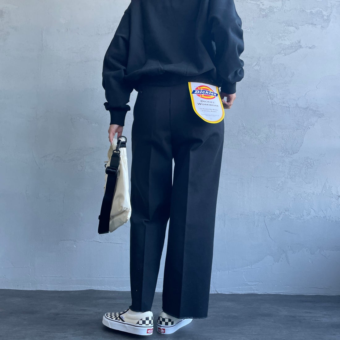 Dickies [ディッキーズ] 別注 ヴィンテージワークパンツ [243M40IN01-JF] BK BLACK &&モデル身長：163cm 着用サイズ：S&&