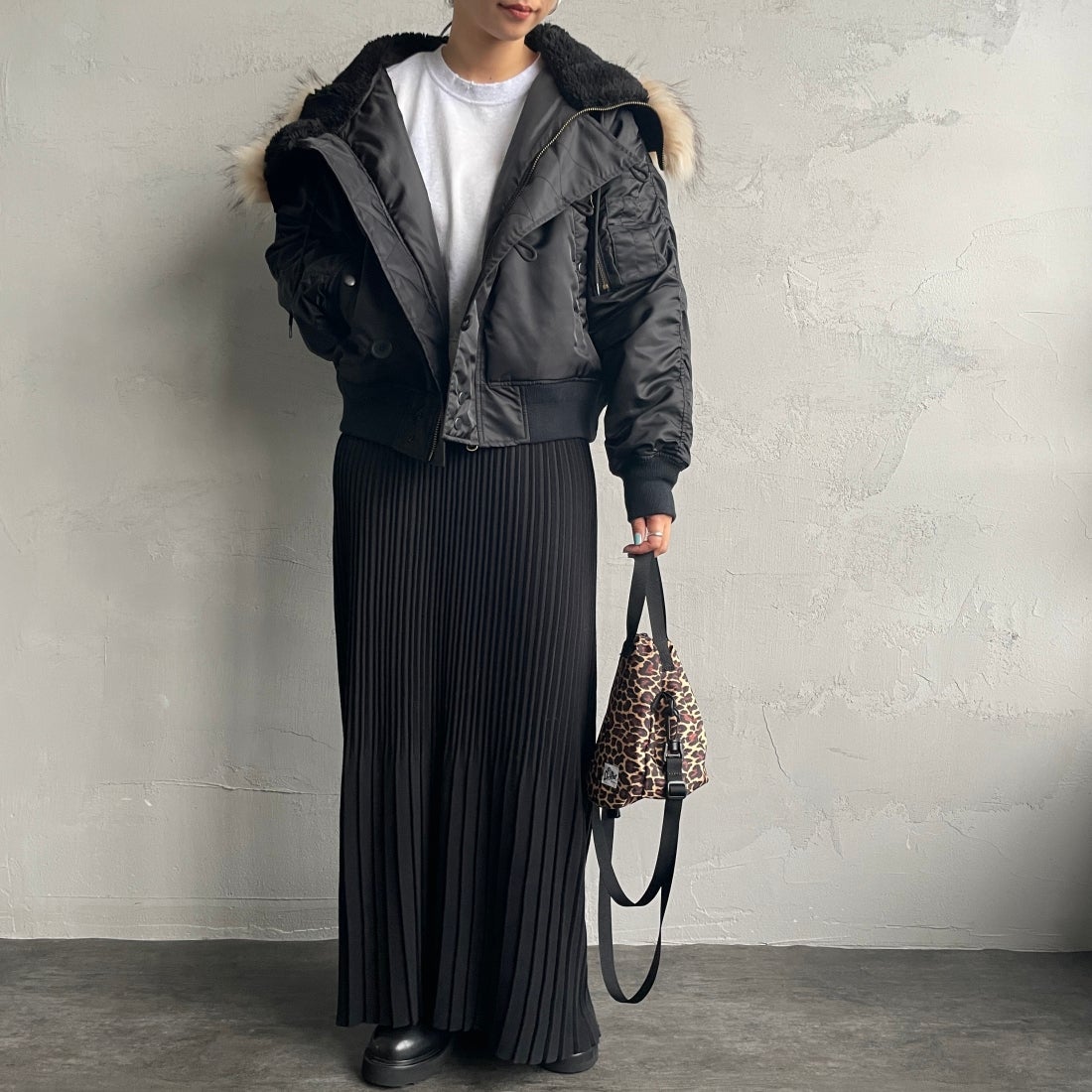 MILITARY [ミリタリー] 別注 N-2B オーバーサイズフライトジャケット [T-24789002-JF] BLACK &&モデル身長：156cm 着用サイズ：XS&&