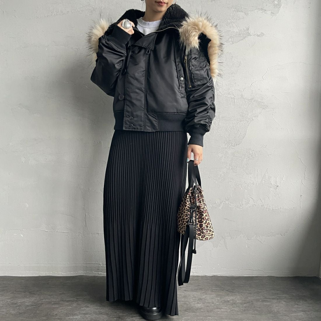 MILITARY [ミリタリー] 別注 N-2B オーバーサイズフライトジャケット [T-24789002-JF] BLACK &&モデル身長：156cm 着用サイズ：XS&&