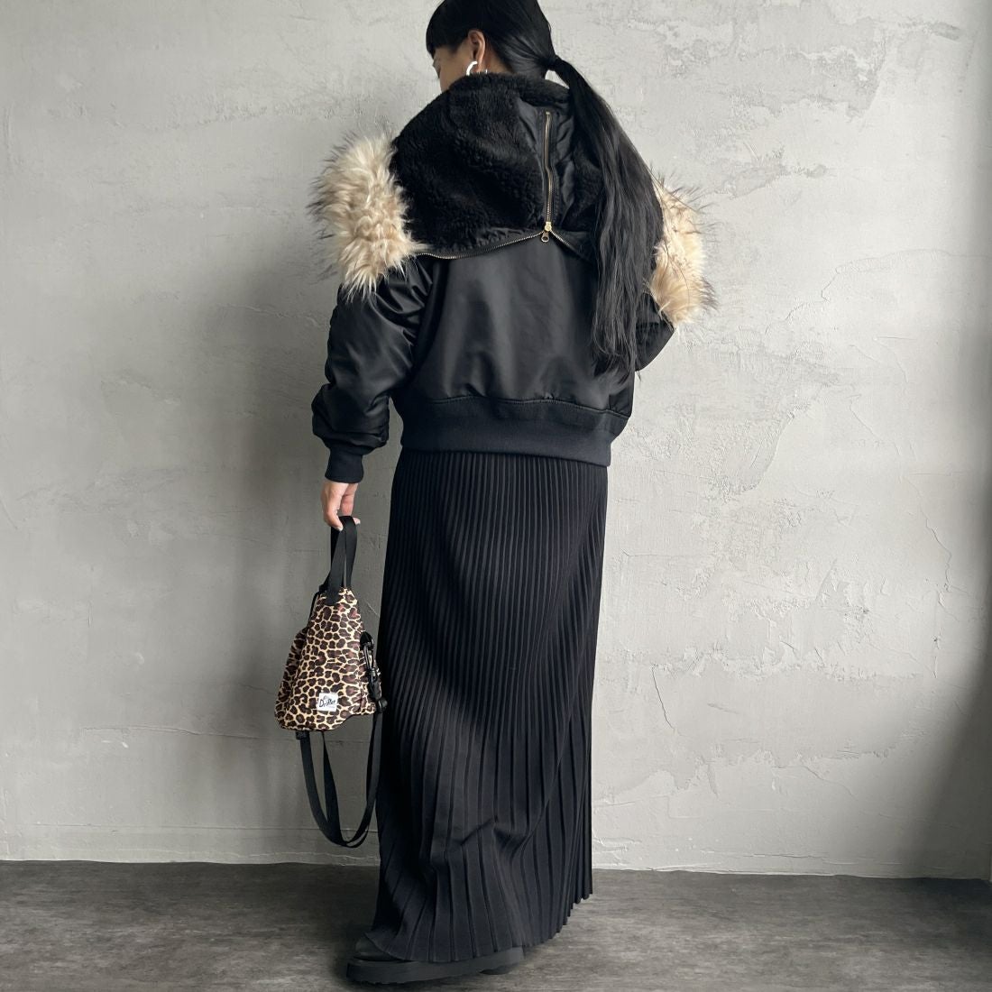 MILITARY [ミリタリー] 別注 N-2B オーバーサイズフライトジャケット [T-24789002-JF] BLACK &&モデル身長：156cm 着用サイズ：XS&&