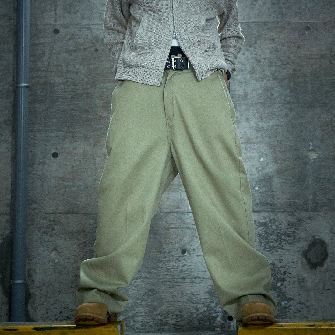 Dickies [ディッキーズ] 別注 ヴィンテージワークパンツ [243M40IN01-JF] KH KHAKI&&モデル身長：171cm 着用サイズ：XL&&