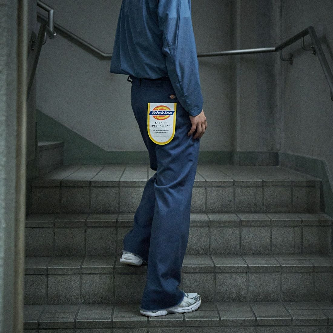 Dickies [ディッキーズ] 別注 ヴィンテージワークパンツ [243M40IN01-JF] AF BLUE &&モデル身長：179cm 着用サイズ：XL&&