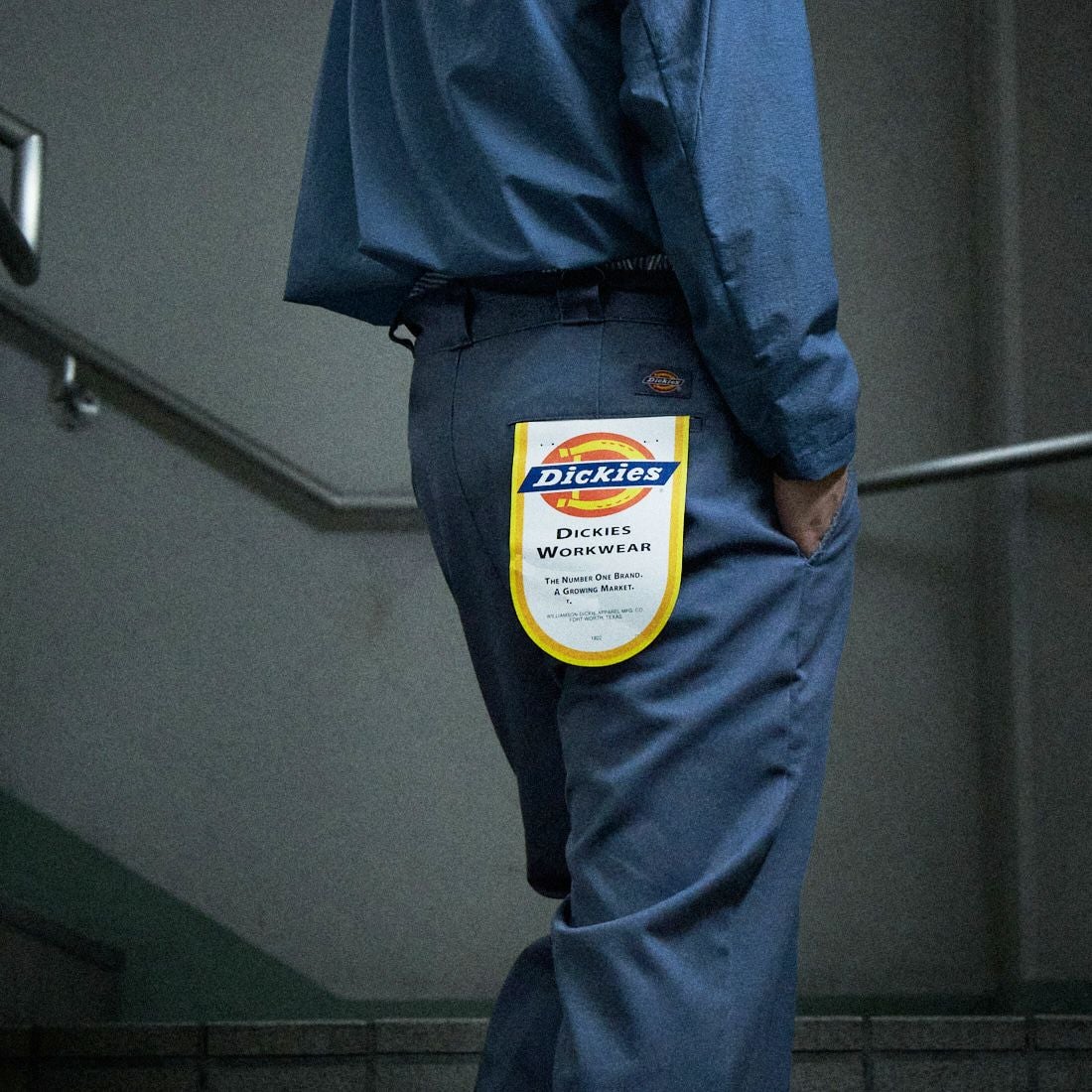 Dickies [ディッキーズ] 別注 ヴィンテージワークパンツ [243M40IN01-JF] AF BLUE &&モデル身長：179cm 着用サイズ：XL&&