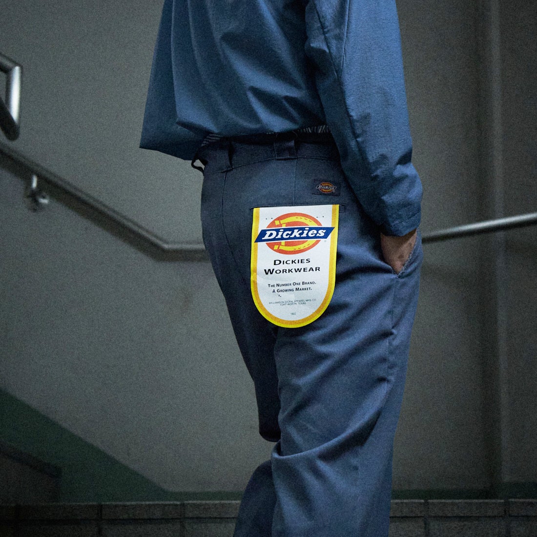 Dickies [ディッキーズ] 別注 ヴィンテージワークパンツ [243M40IN01-JF] AF BLUE &&モデル身長：179cm 着用サイズ：XL&&