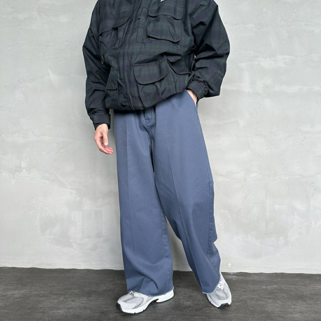 Dickies [ディッキーズ] 別注 ヴィンテージワークパンツ [243M40IN01-JF] AF BLUE &&モデル身長：168cm 着用サイズ：XL&&