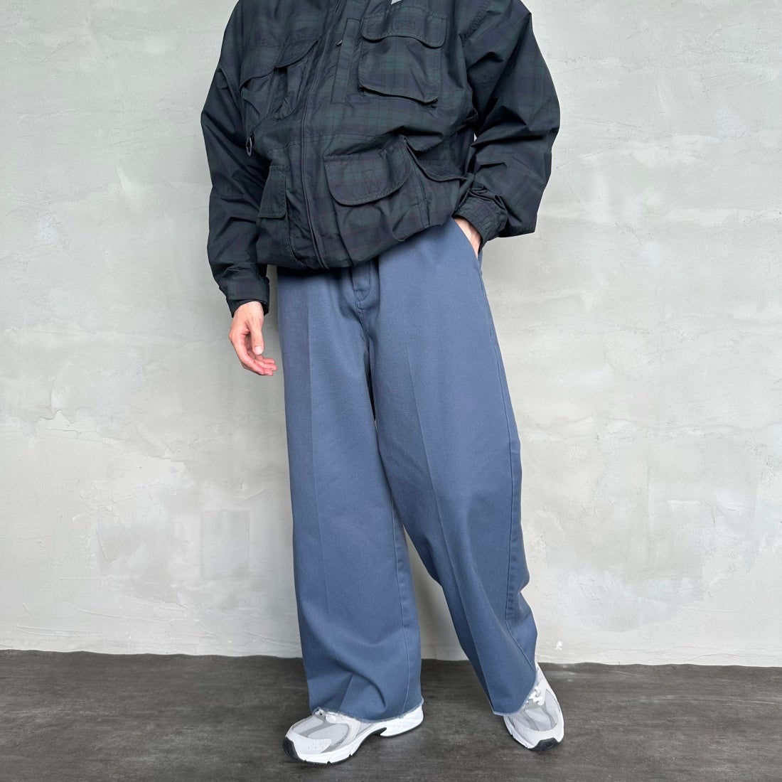 Dickies [ディッキーズ] 別注 ヴィンテージワークパンツ [243M40IN01-JF] AF BLUE &&モデル身長：168cm 着用サイズ：XL&&