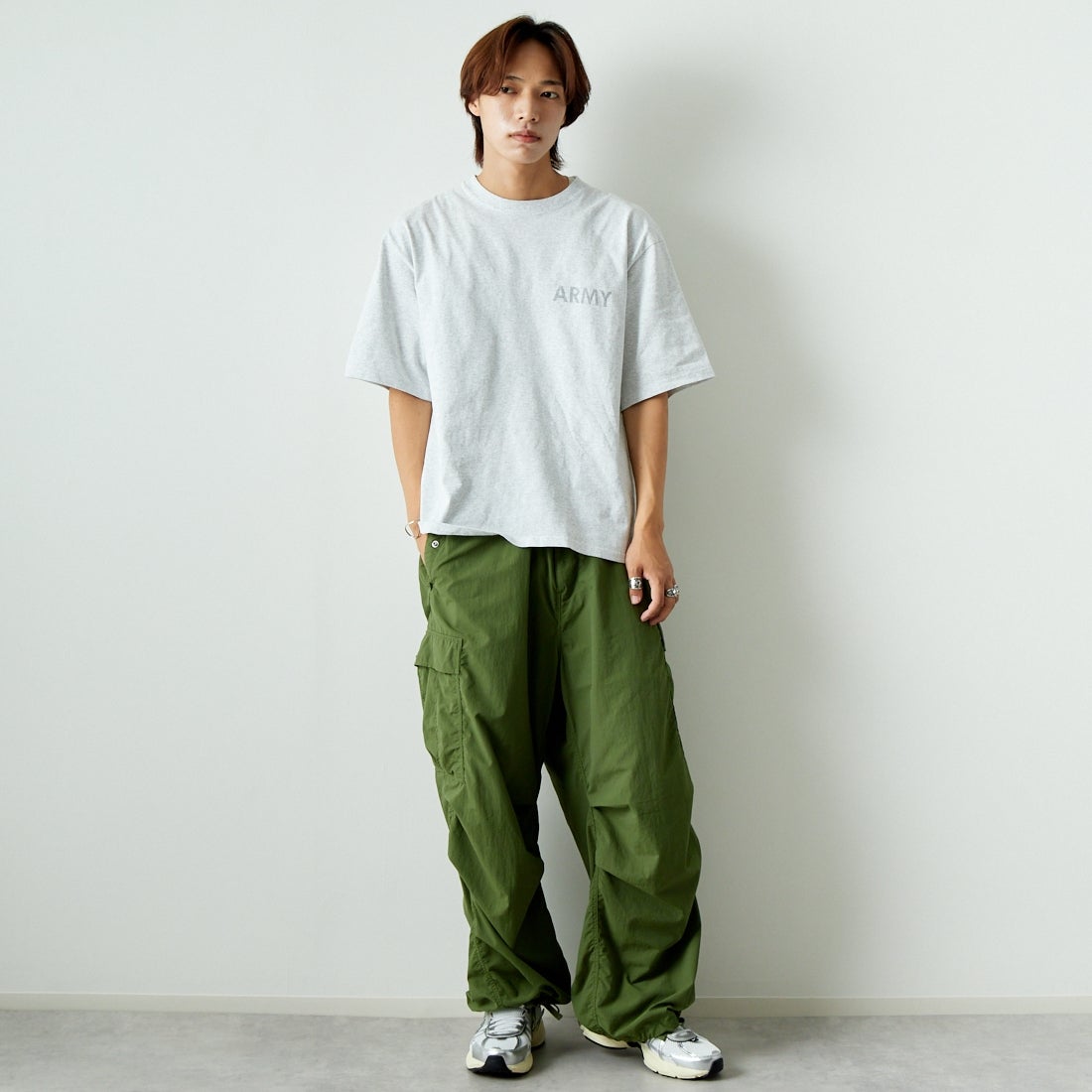 THRIFTY LOOK [スリフティールック] 別注 アーミープリントTシャツ [OE1401-JF] ASH &&モデル身長：179cm 着用サイズ：M&&
