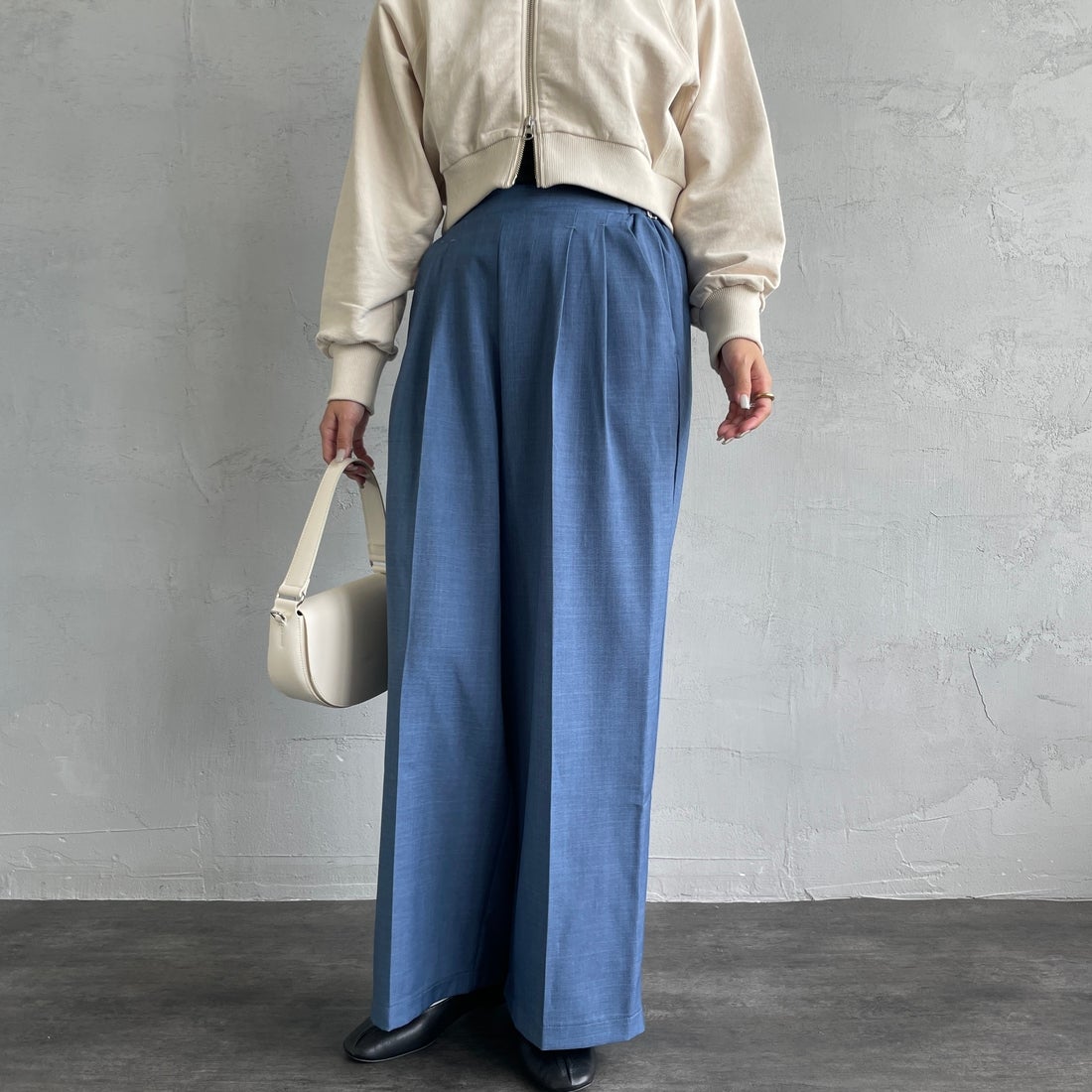 By/m [バイエム] センタープレスタックワイドパンツ [B24132055] 12 BLUE&&モデル身長：163cm 着用サイズ：S&&