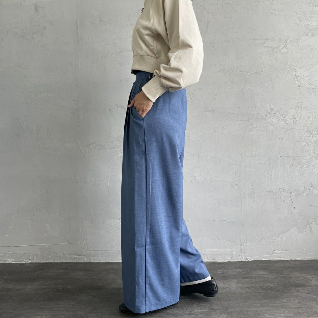 By/m [バイエム] センタープレスタックワイドパンツ [B24132055] 12 BLUE&&モデル身長：163cm 着用サイズ：S&&