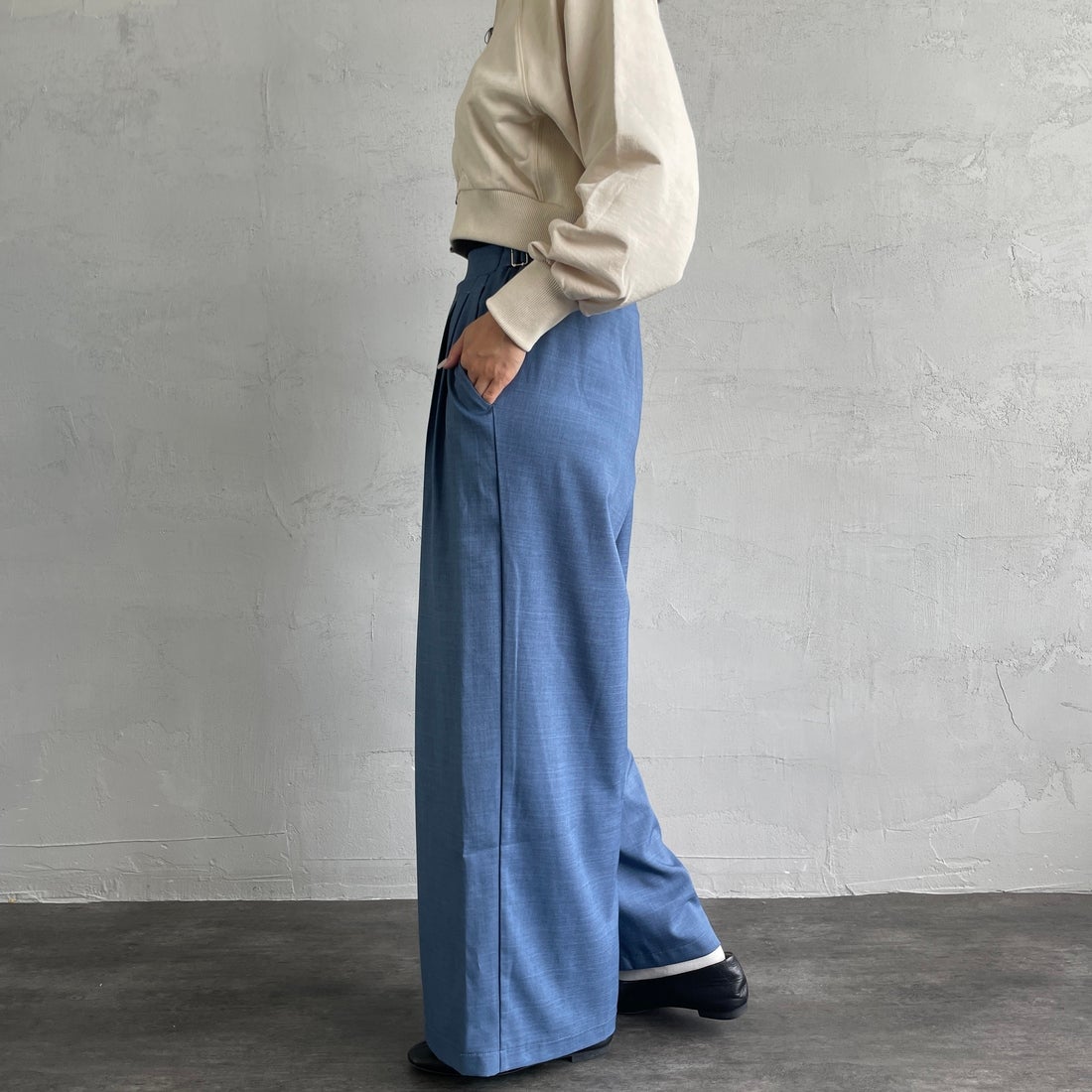 By/m [バイエム] センタープレスタックワイドパンツ [B24132055] 12 BLUE&&モデル身長：163cm 着用サイズ：S&&
