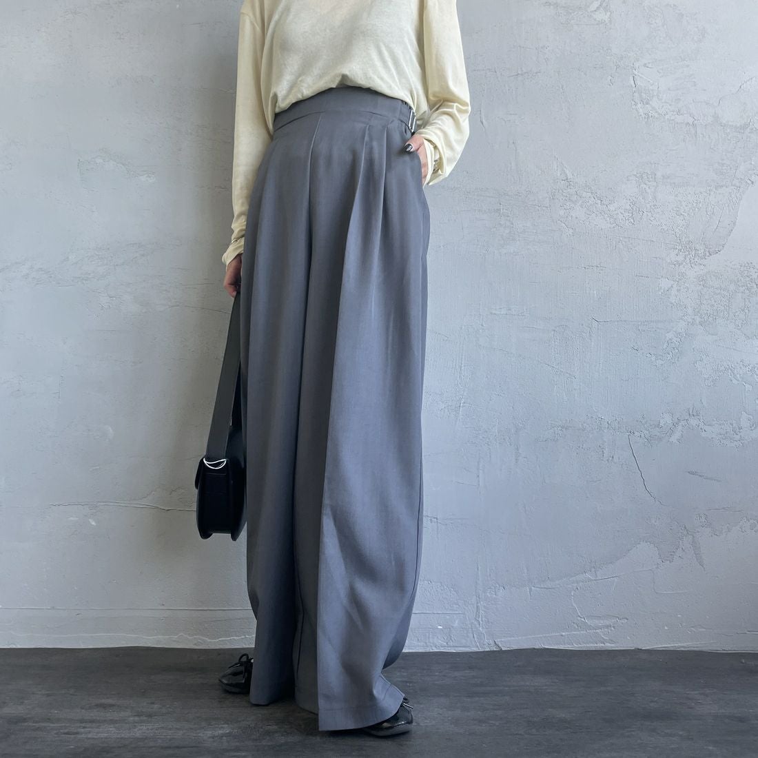 By/m [バイエム] センタープレスタックワイドパンツ [B24132055] 07 GRAY&&モデル身長：150cm 着用サイズ：S&&