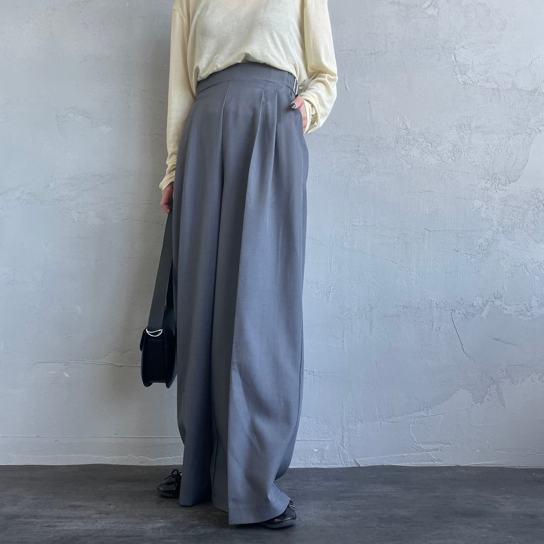 By/m [バイエム] センタープレスタックワイドパンツ [B24132055] 07 GRAY&&モデル身長：150cm 着用サイズ：S&&
