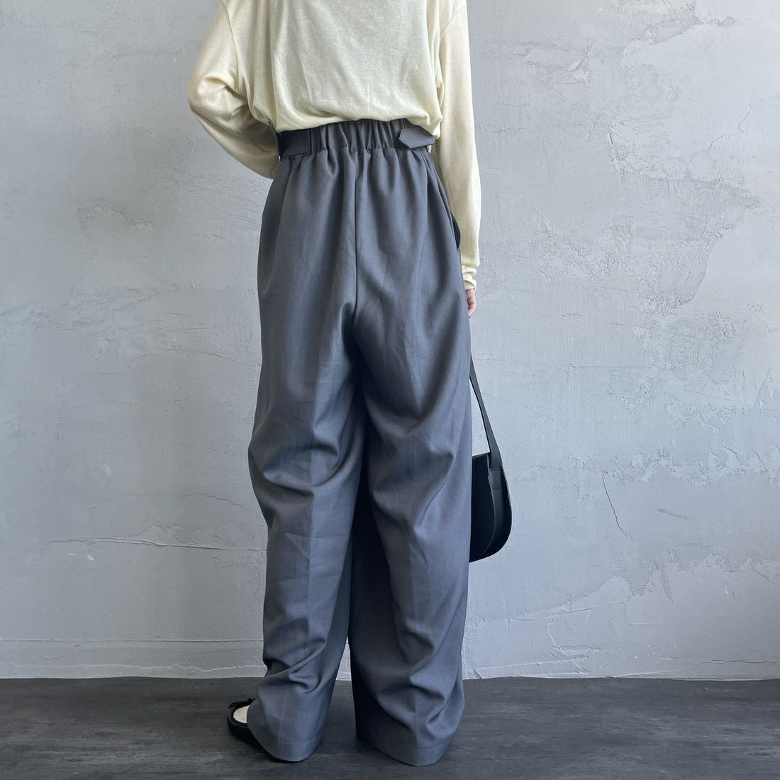 By/m [バイエム] センタープレスタックワイドパンツ [B24132055] 07 GRAY&&モデル身長：150cm 着用サイズ：S&&