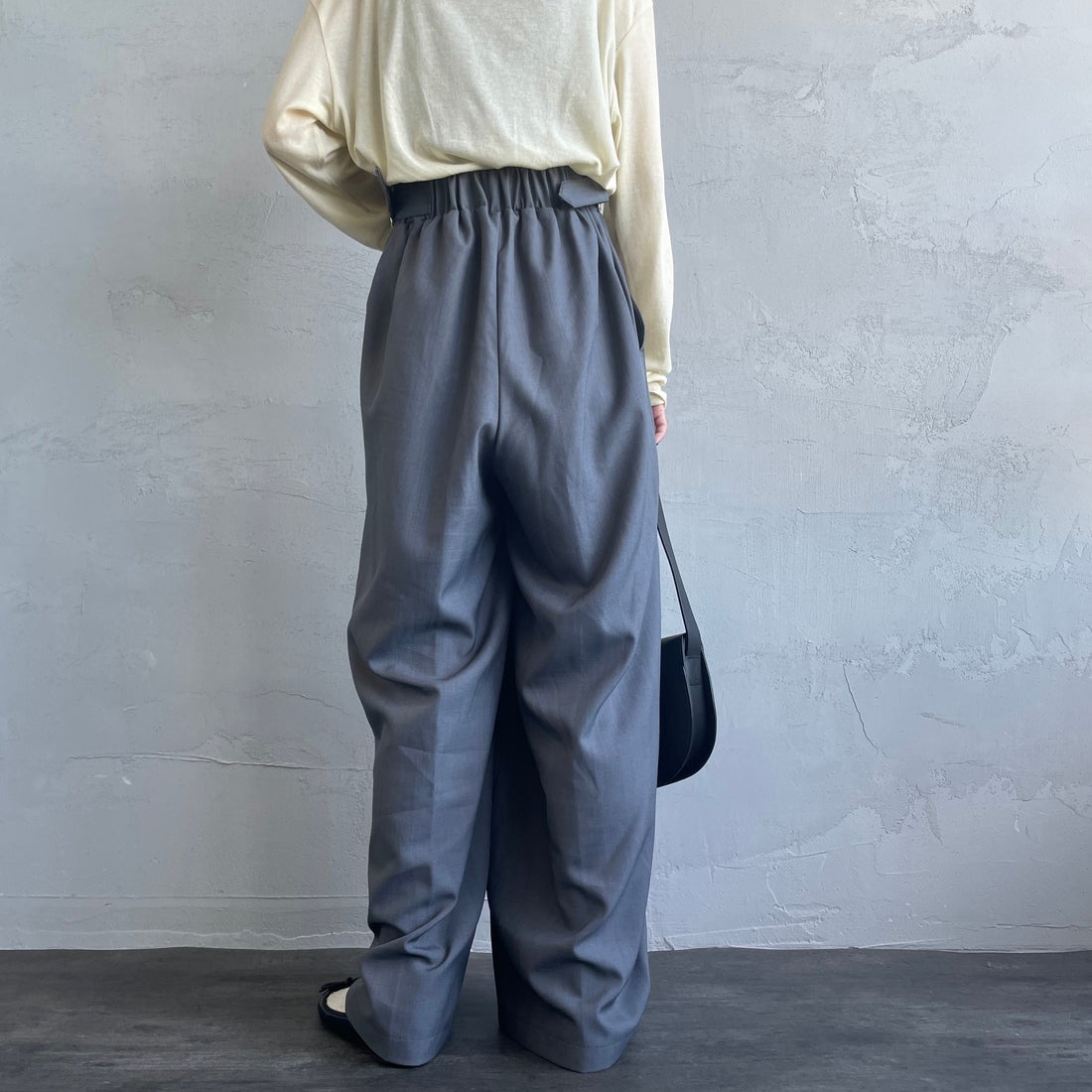 By/m [バイエム] センタープレスタックワイドパンツ [B24132055] 07 GRAY&&モデル身長：150cm 着用サイズ：S&&