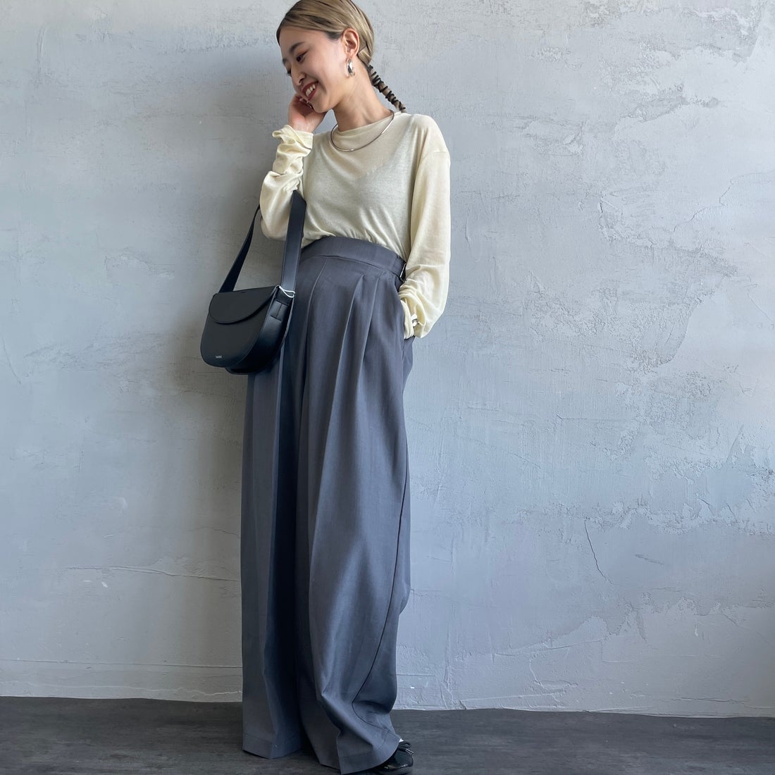 By/m [バイエム] センタープレスタックワイドパンツ [B24132055] 07 GRAY&&モデル身長：150cm 着用サイズ：S&&