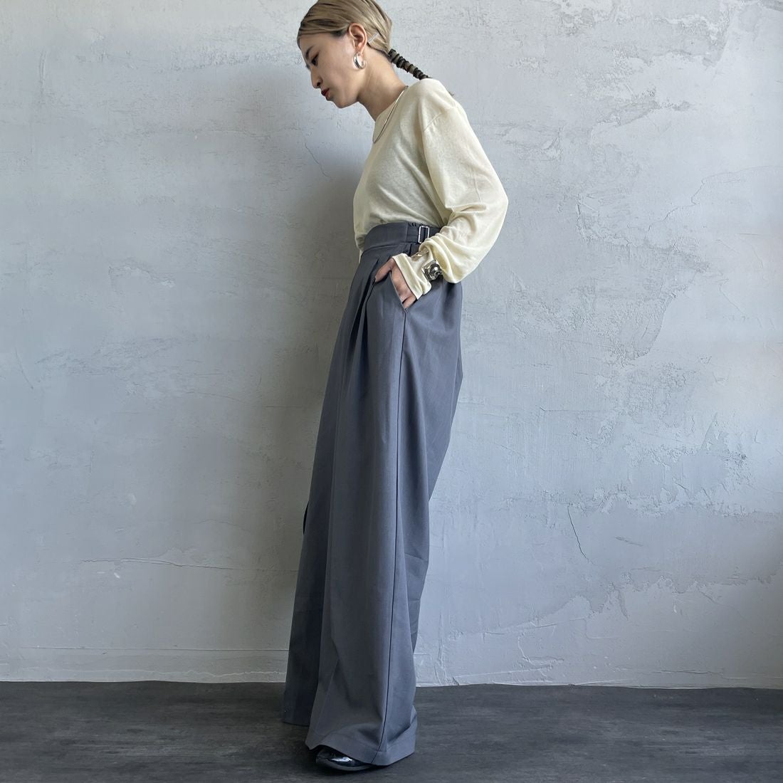 By/m [バイエム] センタープレスタックワイドパンツ [B24132055] 07 GRAY&&モデル身長：150cm 着用サイズ：S&&