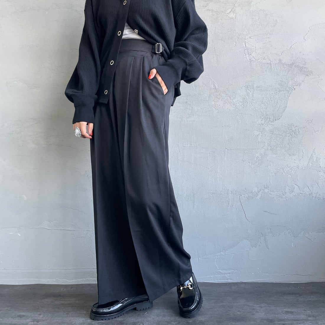 By/m [バイエム] センタープレスタックワイドパンツ [B24132055] 09 BLACK&&モデル身長：156cm 着用サイズ：S&&