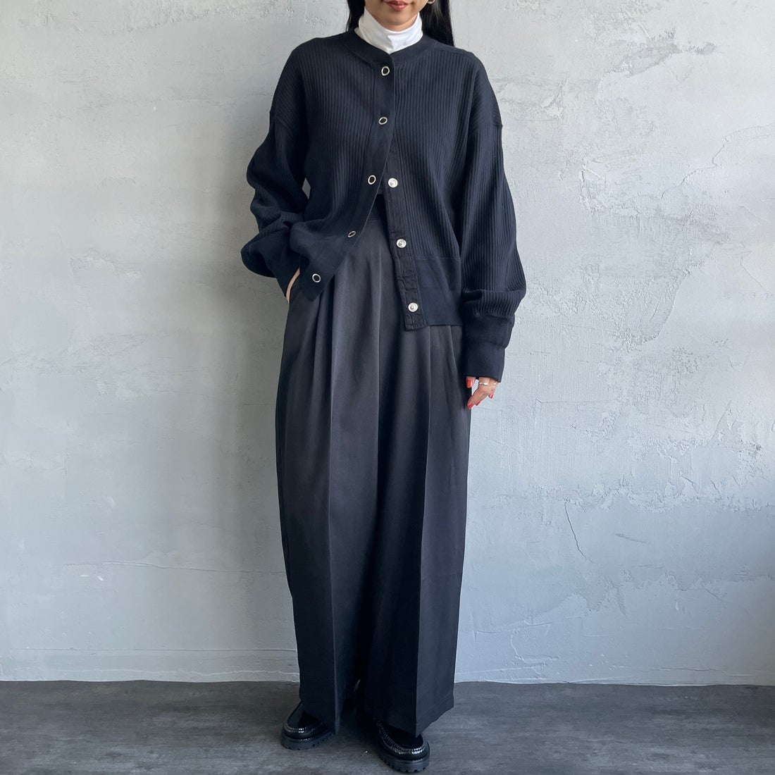 By/m [バイエム] センタープレスタックワイドパンツ [B24132055] 09 BLACK&&モデル身長：156cm 着用サイズ：S&&