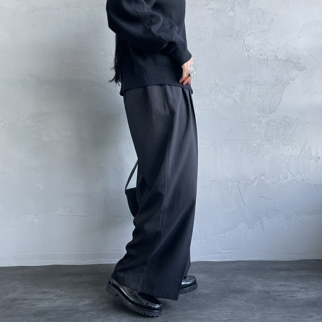 By/m [バイエム] センタープレスタックワイドパンツ [B24132055] 09 BLACK&&モデル身長：156cm 着用サイズ：M&&