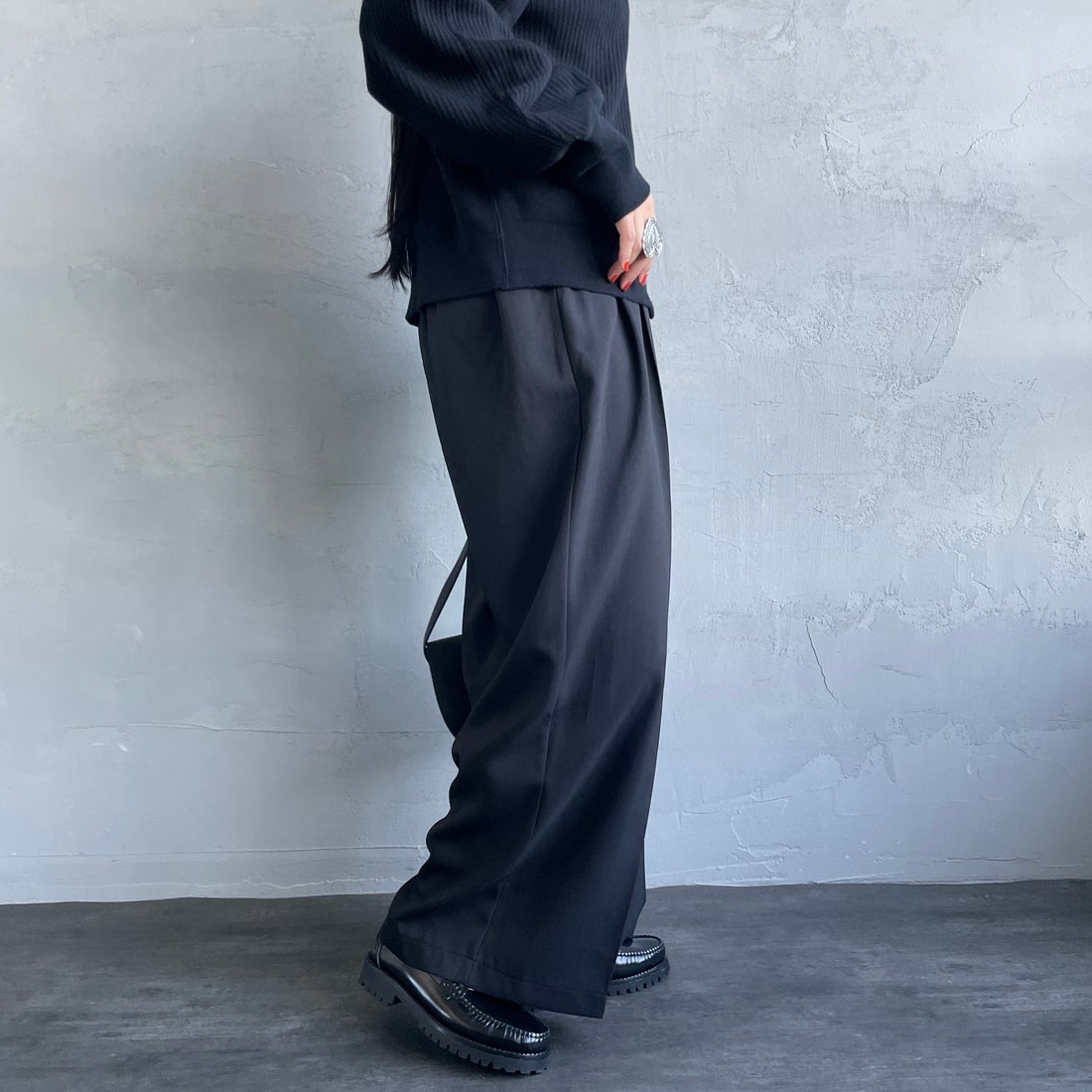 By/m [バイエム] センタープレスタックワイドパンツ [B24132055] 09 BLACK&&モデル身長：156cm 着用サイズ：M&&