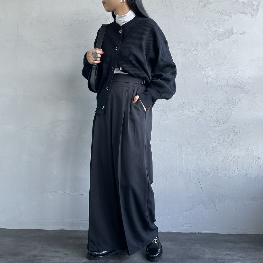 By/m [バイエム] センタープレスタックワイドパンツ [B24132055] 09 BLACK&&モデル身長：156cm 着用サイズ：M&&