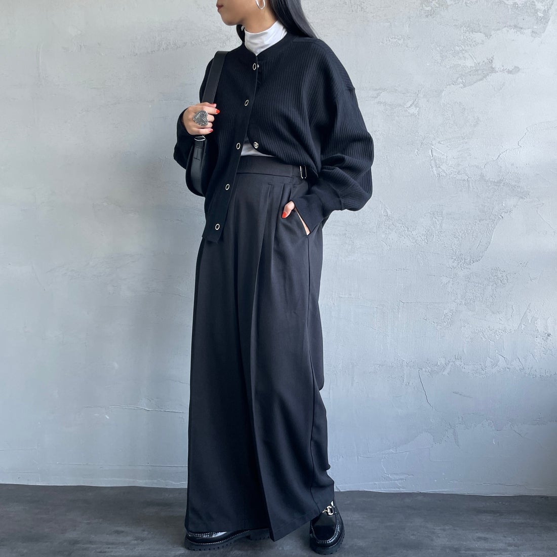 By/m [バイエム] センタープレスタックワイドパンツ [B24132055] 09 BLACK&&モデル身長：156cm 着用サイズ：M&&