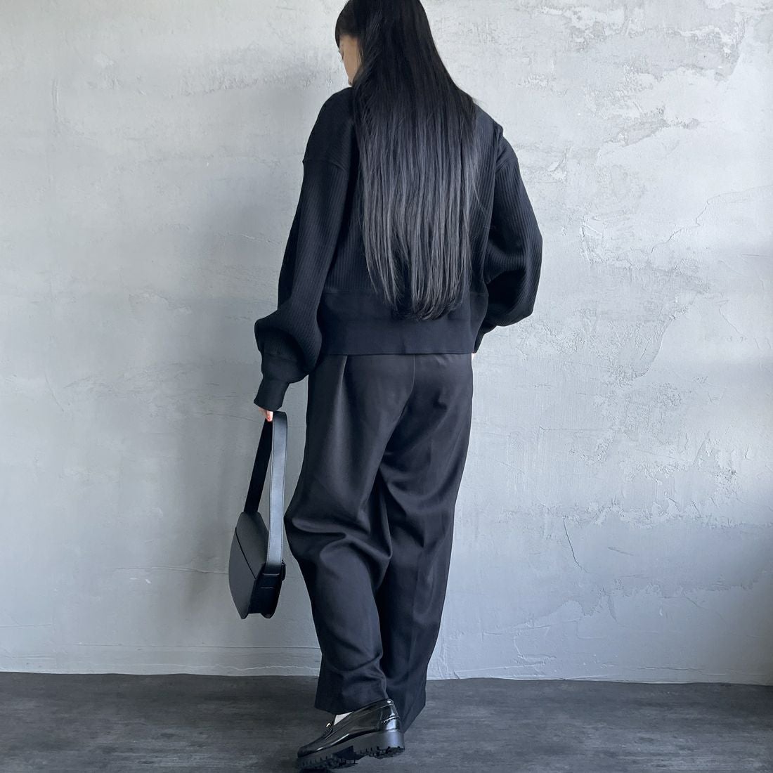 By/m [バイエム] センタープレスタックワイドパンツ [B24132055] 09 BLACK&&モデル身長：156cm 着用サイズ：M&&