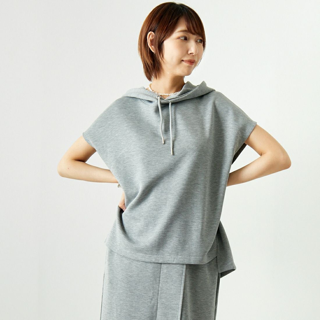 Maison de L'allure [メゾン ドゥ ラリュール] ダンボールフーディベスト [M24132054] 07 GRAY &&モデル身長：167cm 着用サイズ：F&&