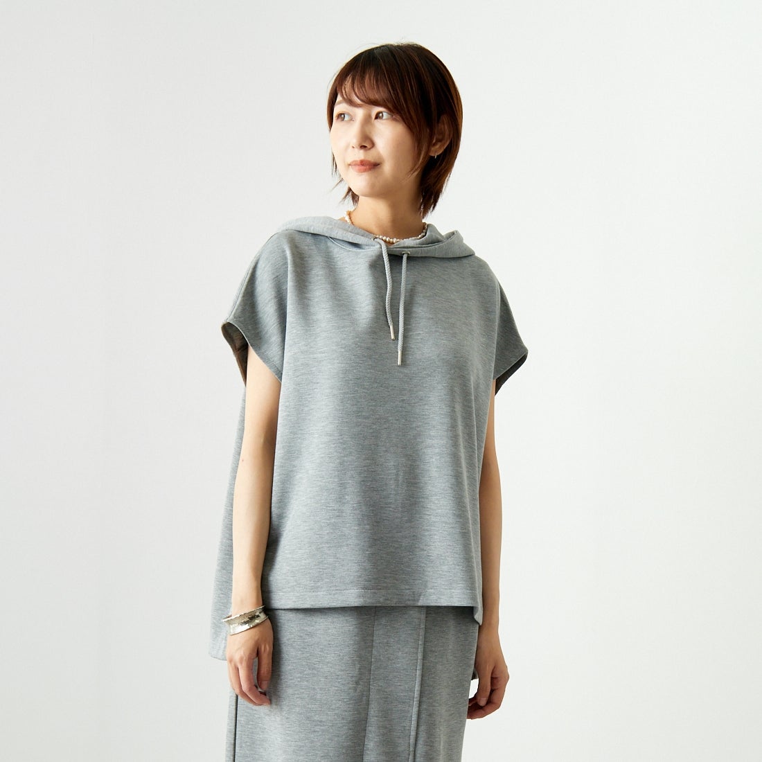 Maison de L'allure [メゾン ドゥ ラリュール] ダンボールフーディベスト [M24132054] 07 GRAY &&モデル身長：167cm 着用サイズ：F&&