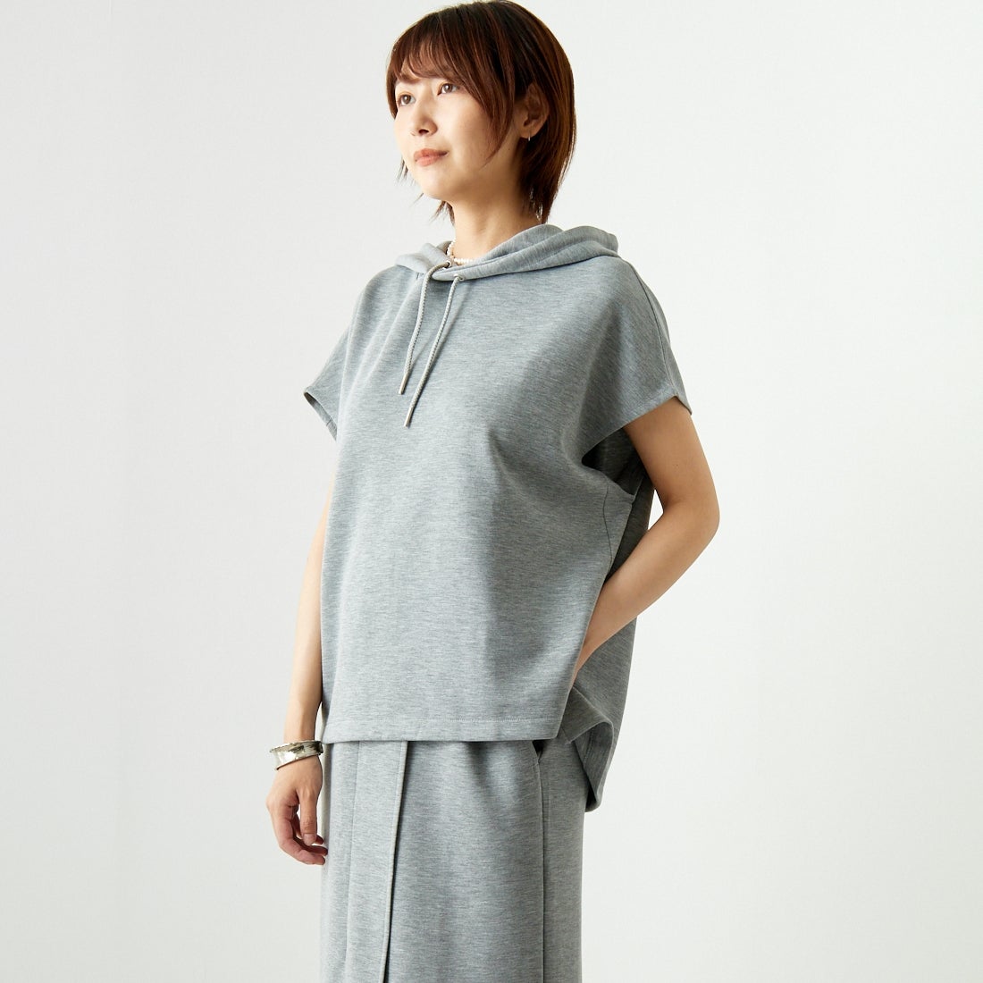 Maison de L'allure [メゾン ドゥ ラリュール] ダンボールフーディベスト [M24132054] 07 GRAY &&モデル身長：167cm 着用サイズ：F&&