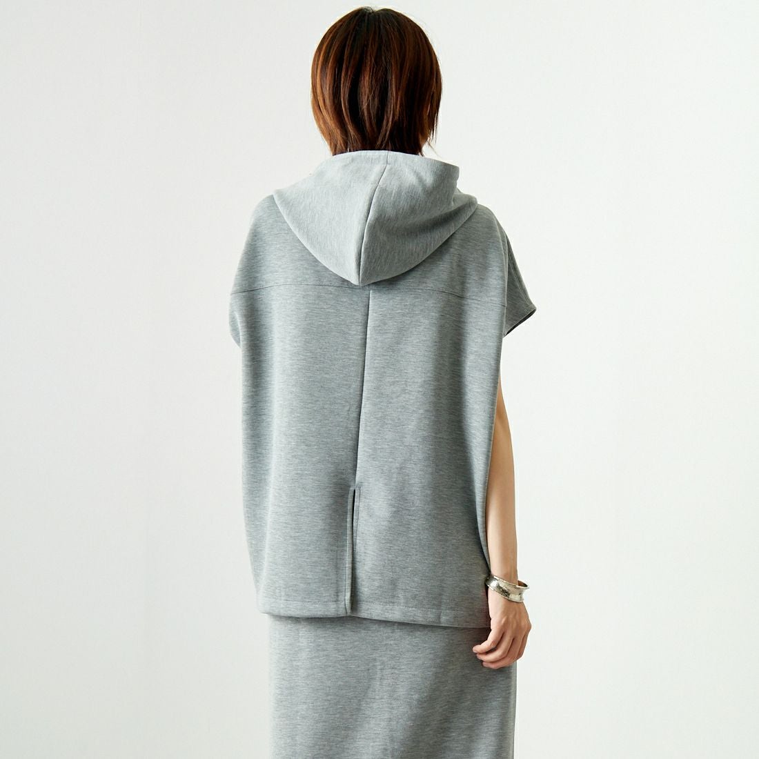 Maison de L'allure [メゾン ドゥ ラリュール] ダンボールフーディベスト [M24132054] 07 GRAY &&モデル身長：167cm 着用サイズ：F&&