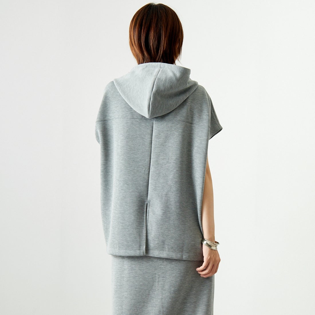 Maison de L'allure [メゾン ドゥ ラリュール] ダンボールフーディベスト [M24132054] 07 GRAY &&モデル身長：167cm 着用サイズ：F&&