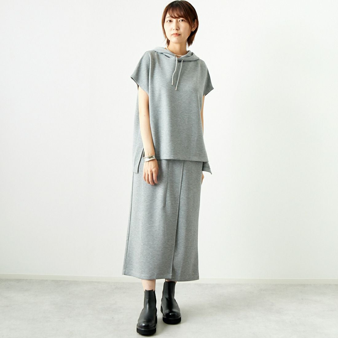 Maison de L'allure [メゾン ドゥ ラリュール] ダンボールフーディベスト [M24132054] 07 GRAY &&モデル身長：167cm 着用サイズ：F&&