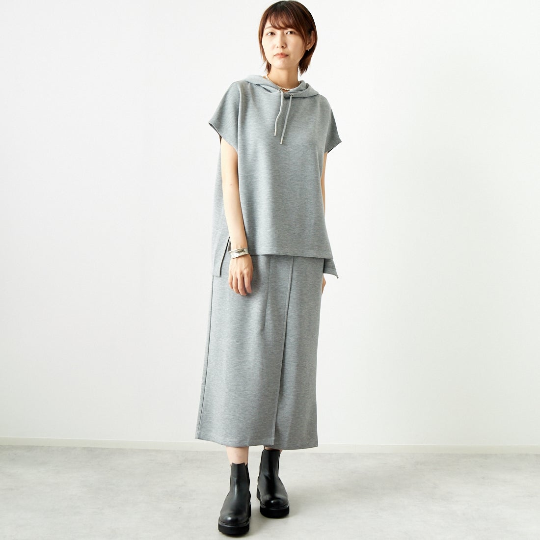 Maison de L'allure [メゾン ドゥ ラリュール] ダンボールフーディベスト [M24132054] 07 GRAY &&モデル身長：167cm 着用サイズ：F&&