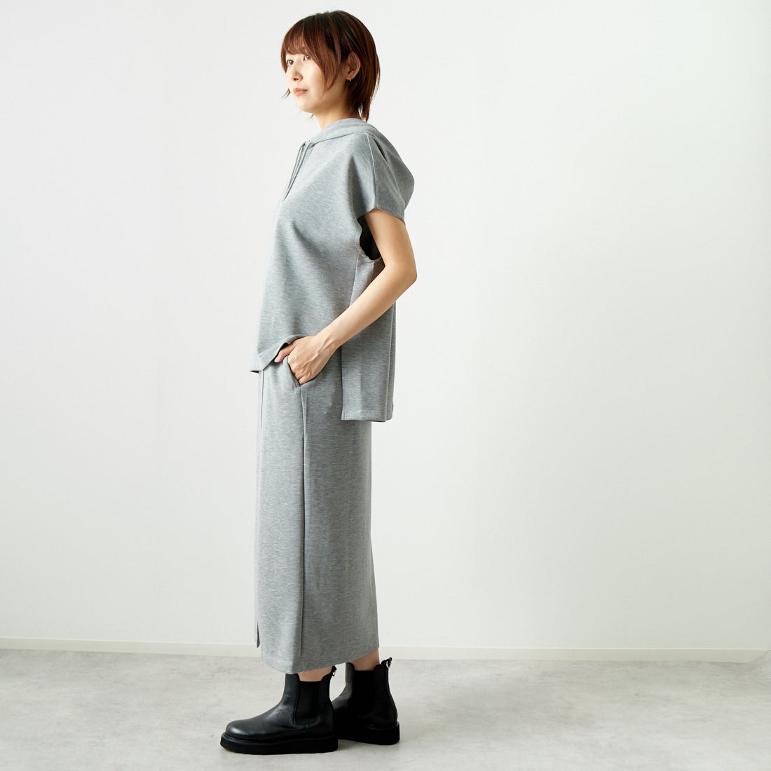 Maison de L'allure [メゾン ドゥ ラリュール] ダンボールフーディベスト [M24132054] 07 GRAY &&モデル身長：167cm 着用サイズ：F&&