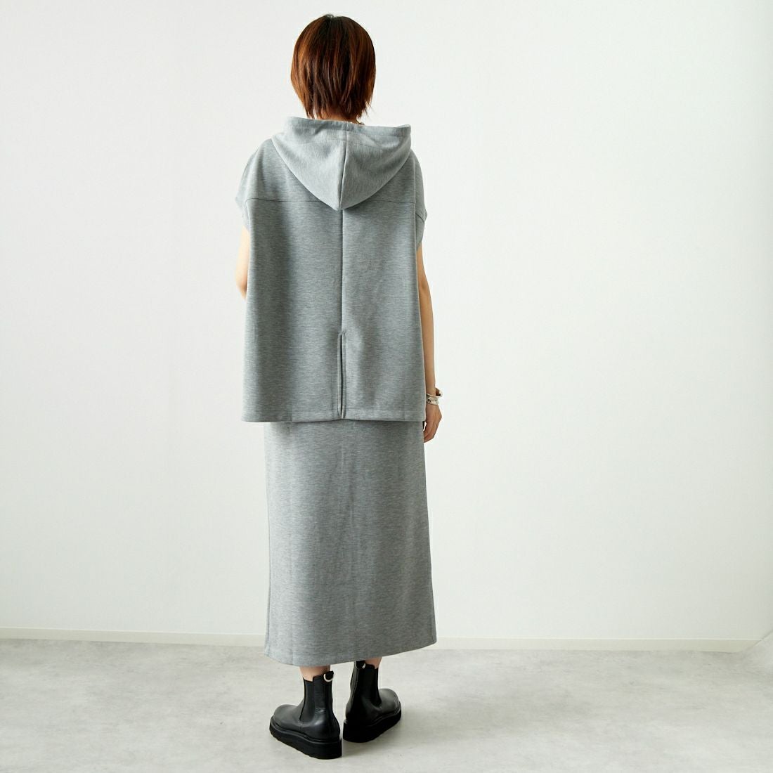 Maison de L'allure [メゾン ドゥ ラリュール] ダンボールフーディベスト [M24132054] 07 GRAY &&モデル身長：167cm 着用サイズ：F&&