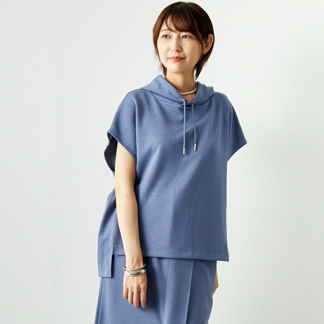 Maison de L'allure [メゾン ドゥ ラリュール] ダンボールフーディベスト [M24132054] 12 BLUE &&モデル身長：167cm 着用サイズ：F&&