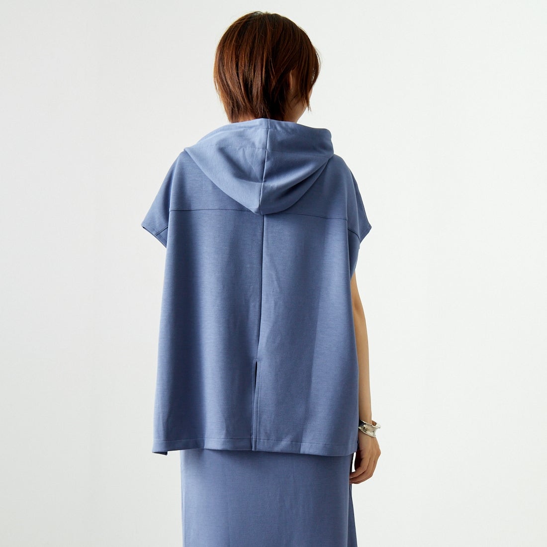 Maison de L'allure [メゾン ドゥ ラリュール] ダンボールフーディベスト [M24132054] 12 BLUE &&モデル身長：167cm 着用サイズ：F&&