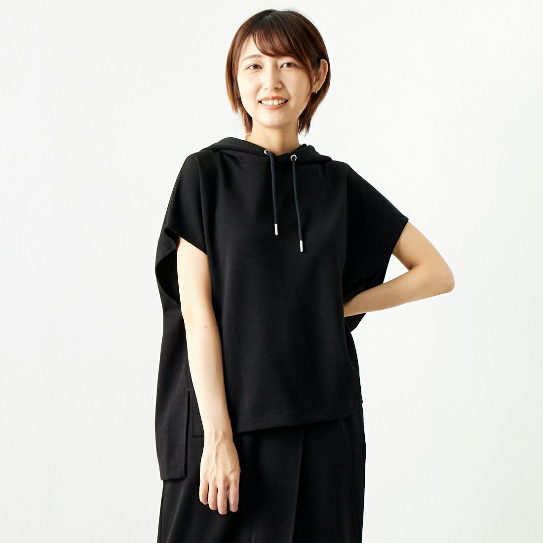 Maison de L'allure [メゾン ドゥ ラリュール] ダンボールフーディベスト [M24132054] 09 BLACK &&モデル身長：167cm 着用サイズ：F&&