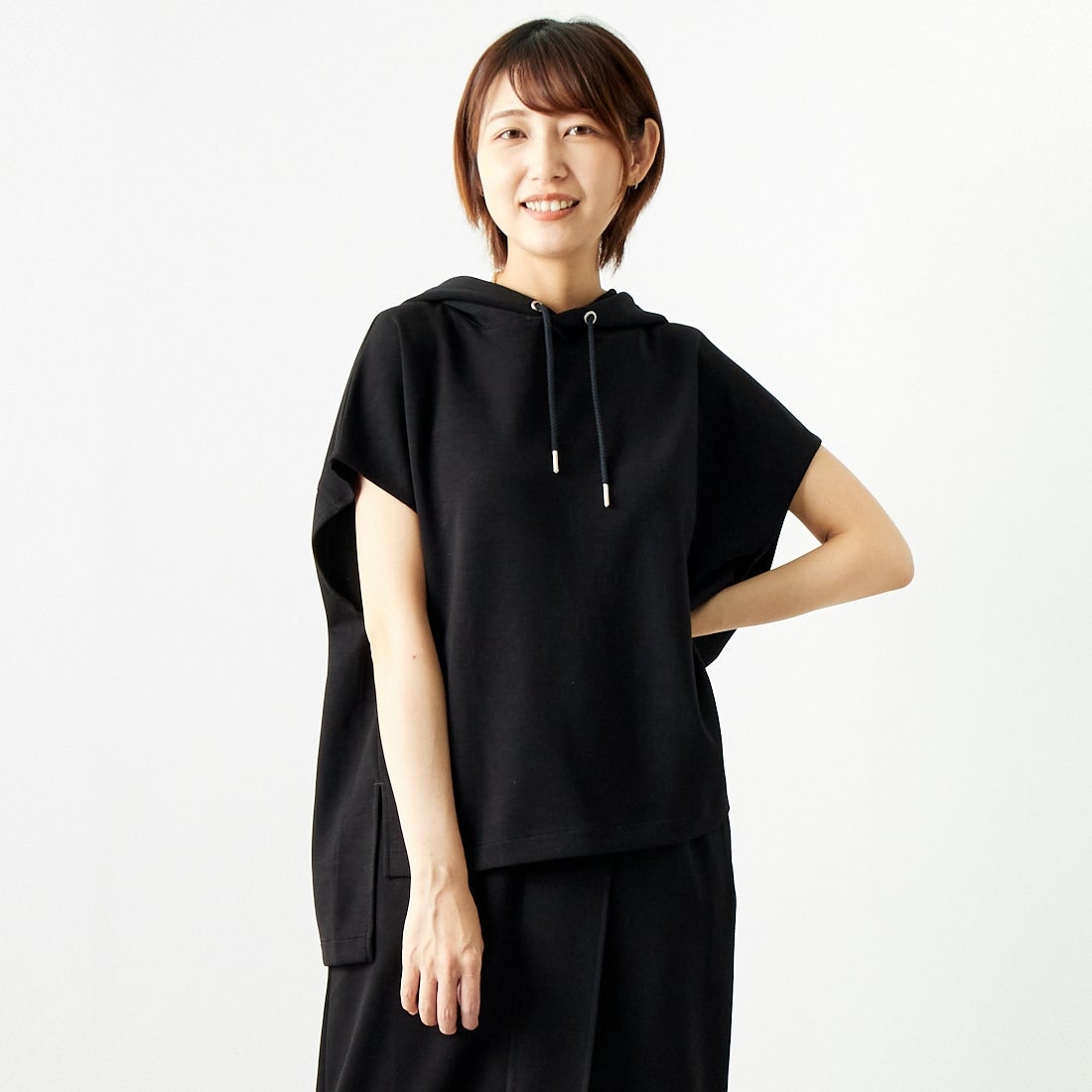 Maison de L'allure [メゾン ドゥ ラリュール] ダンボールフーディベスト [M24132054] 09 BLACK &&モデル身長：167cm 着用サイズ：F&&