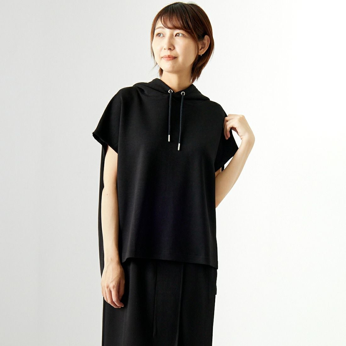 Maison de L'allure [メゾン ドゥ ラリュール] ダンボールフーディベスト [M24132054] 09 BLACK &&モデル身長：167cm 着用サイズ：F&&