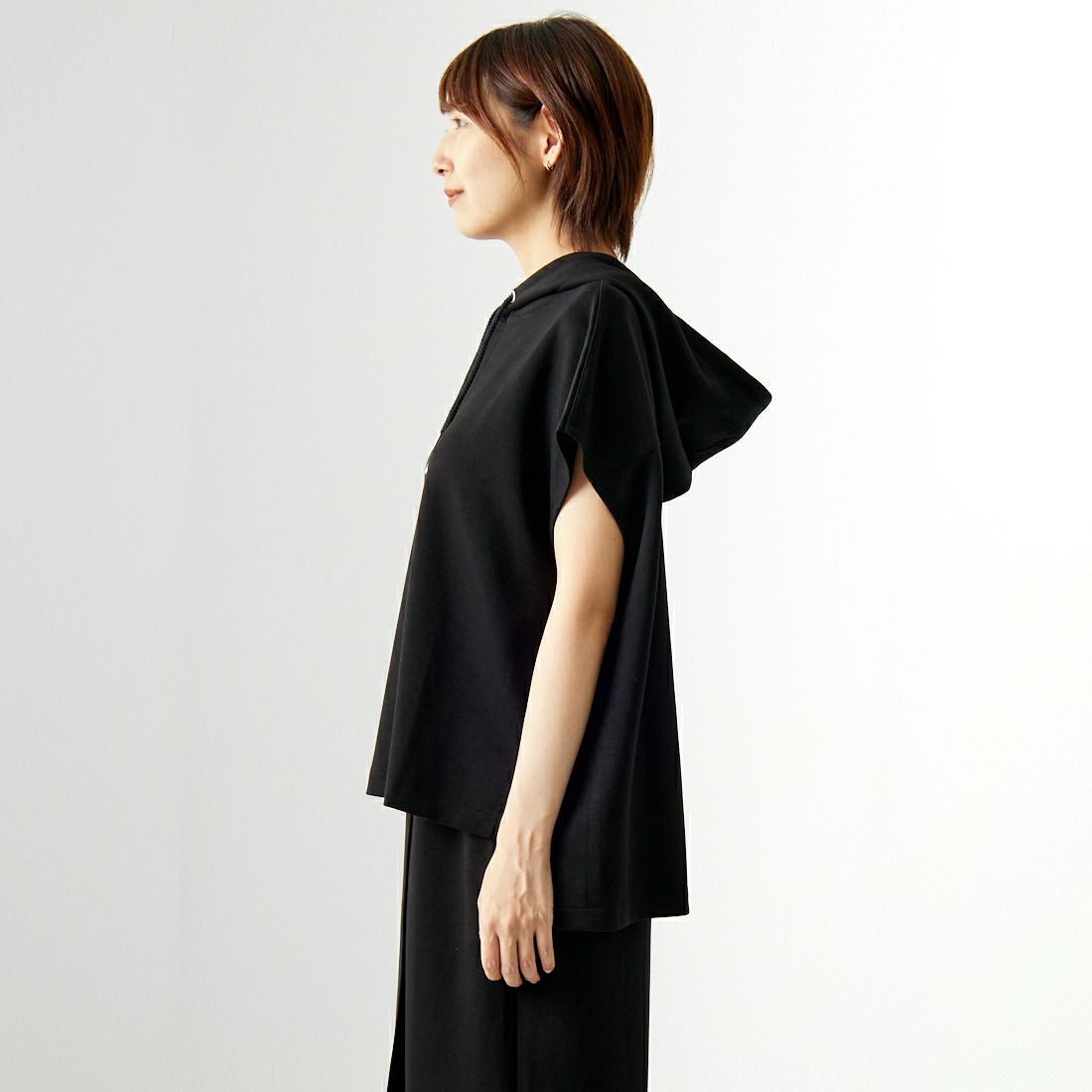 Maison de L'allure [メゾン ドゥ ラリュール] ダンボールフーディベスト [M24132054] 09 BLACK &&モデル身長：167cm 着用サイズ：F&&