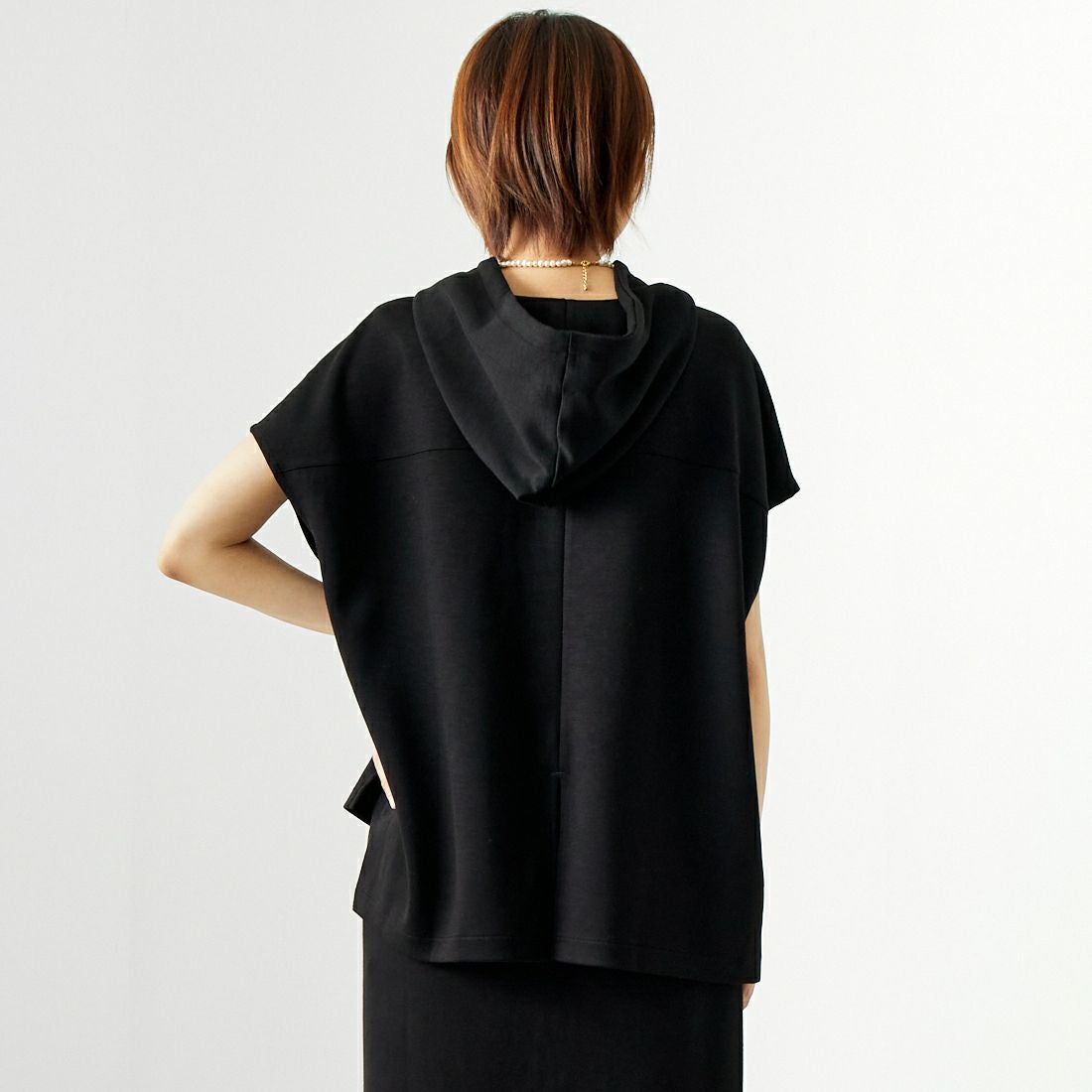 Maison de L'allure [メゾン ドゥ ラリュール] ダンボールフーディベスト [M24132054] 09 BLACK &&モデル身長：167cm 着用サイズ：F&&