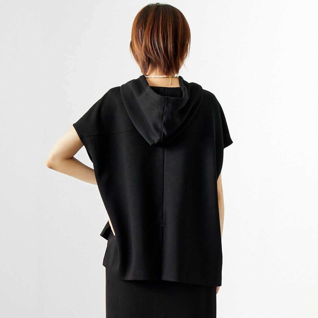 Maison de L'allure [メゾン ドゥ ラリュール] ダンボールフーディベスト [M24132054] 09 BLACK &&モデル身長：167cm 着用サイズ：F&&