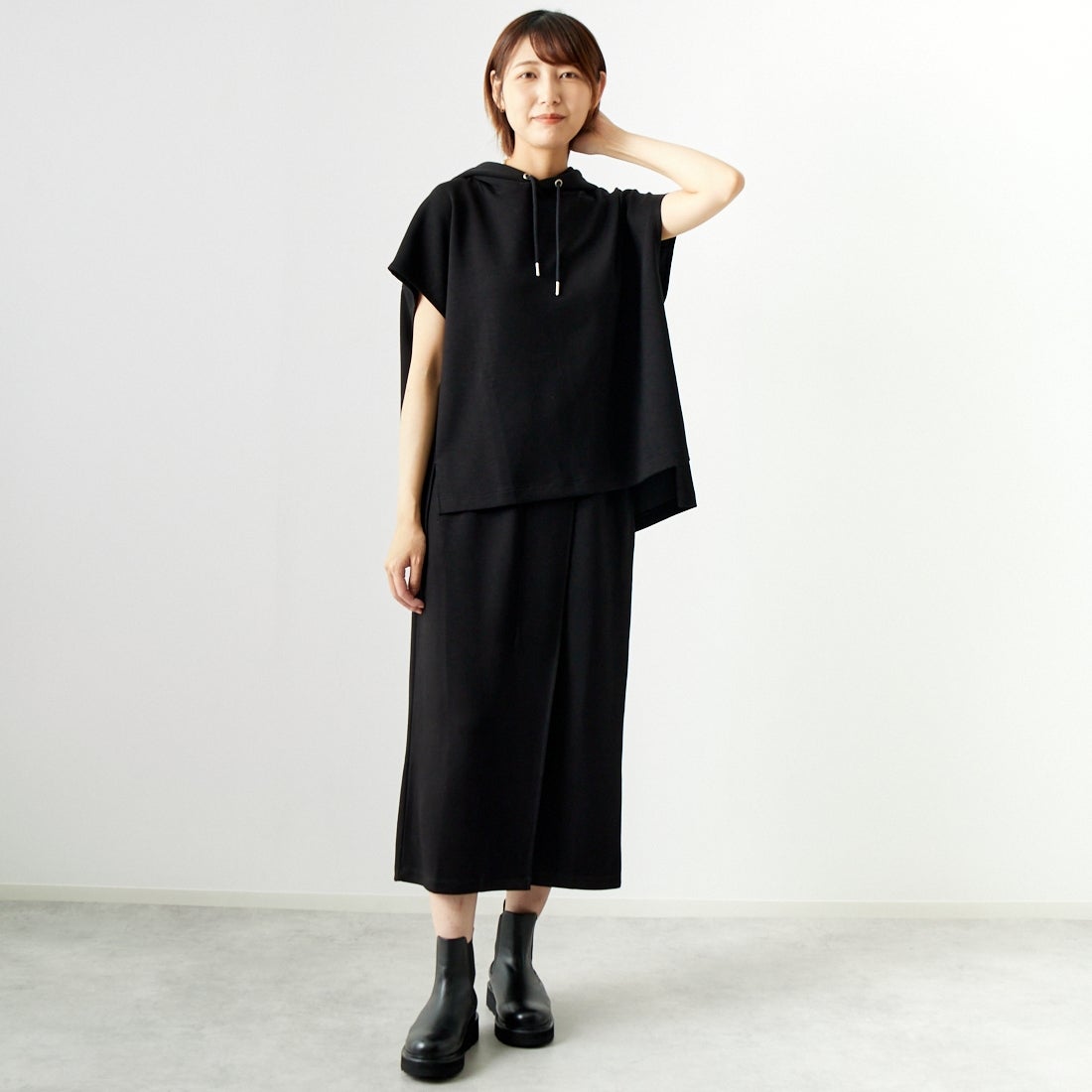 Maison de L'allure [メゾン ドゥ ラリュール] ダンボールフーディベスト [M24132054] 09 BLACK &&モデル身長：167cm 着用サイズ：F&&